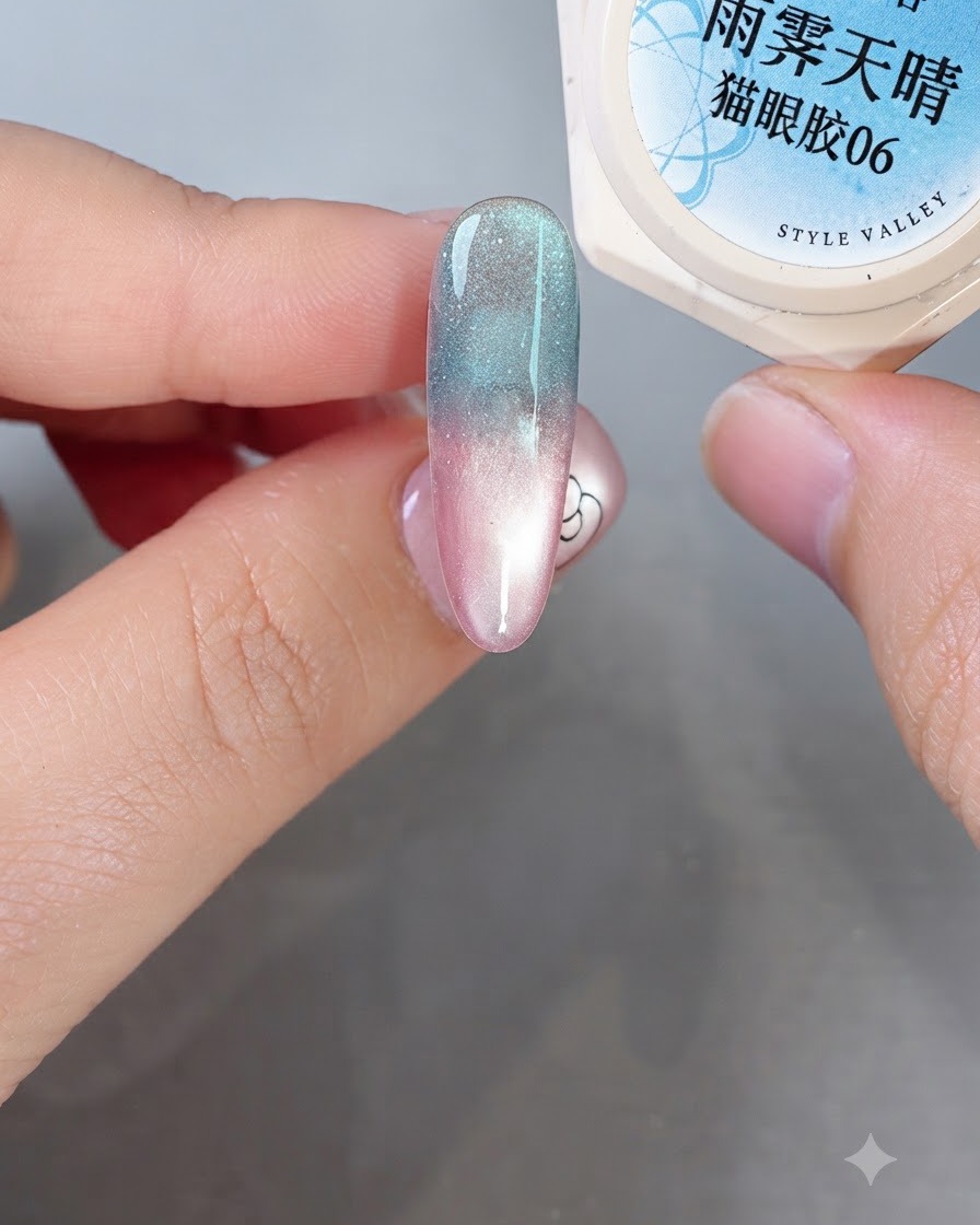 グラデーションのベースに乳白色のセルフレベリングジェルを塗り、柔らかな抽象的な形を作っている細いネイルアートブラシ。