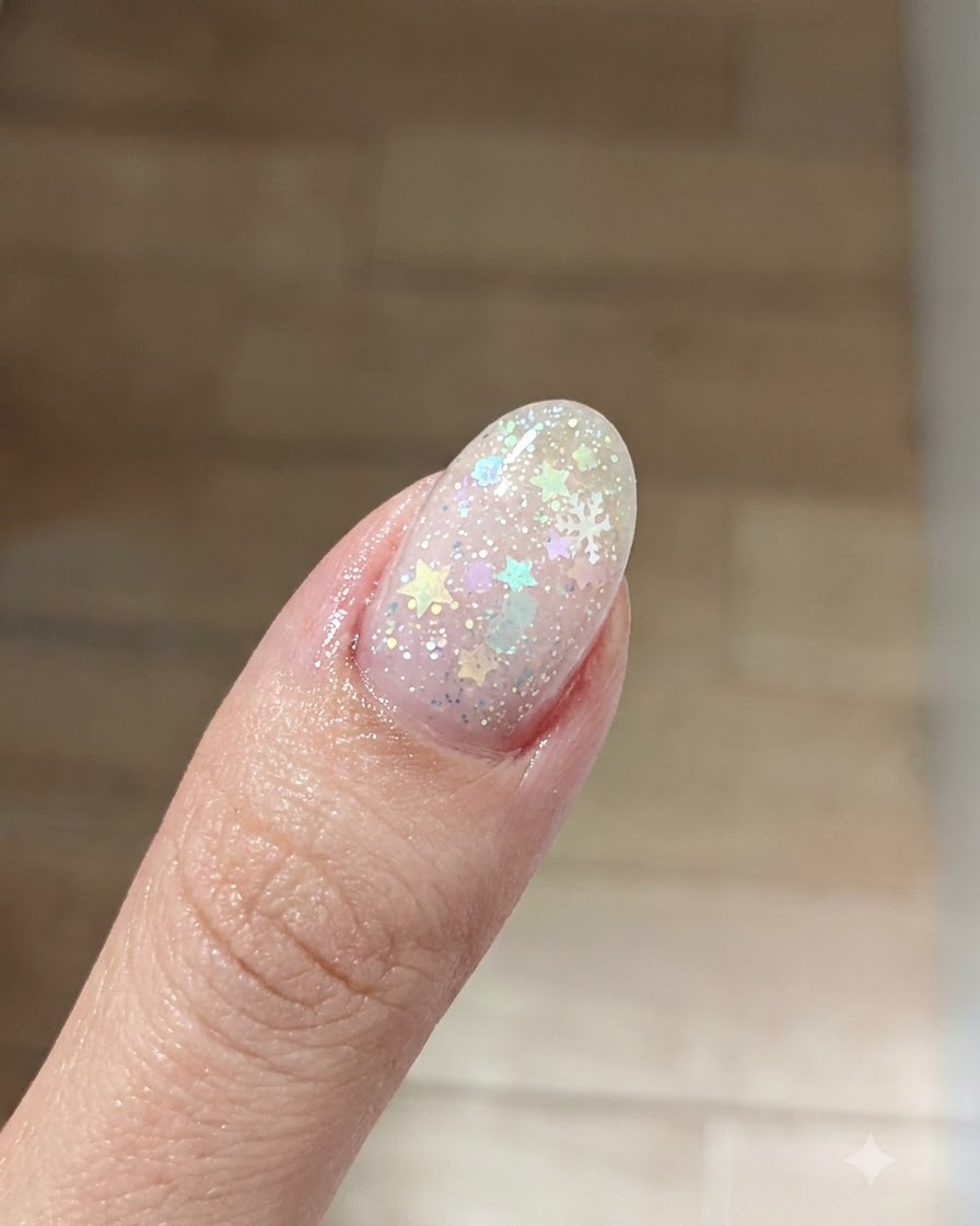 爪の中央にダスティピンクのチークカラーを優しく叩き込んでいるクローズアップ画像。