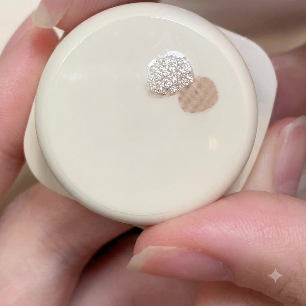 別の容器の隣にある、微細なライトピンクとシルバーのリフレクティブグリッタージェルが入った小さな容器のクローズアップ。