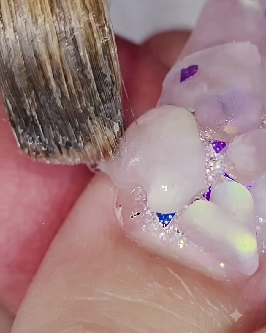 ネイル上の3Dアクリルハートのエッジをディテールしシャープにしているネイルブラシ。