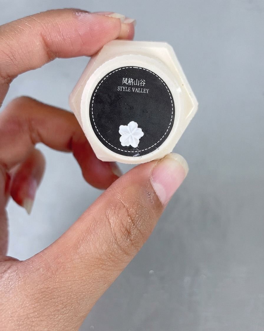 白い花のアイコンがラベル付けされたスタイルバレーホワイトアートジェルの瓶。