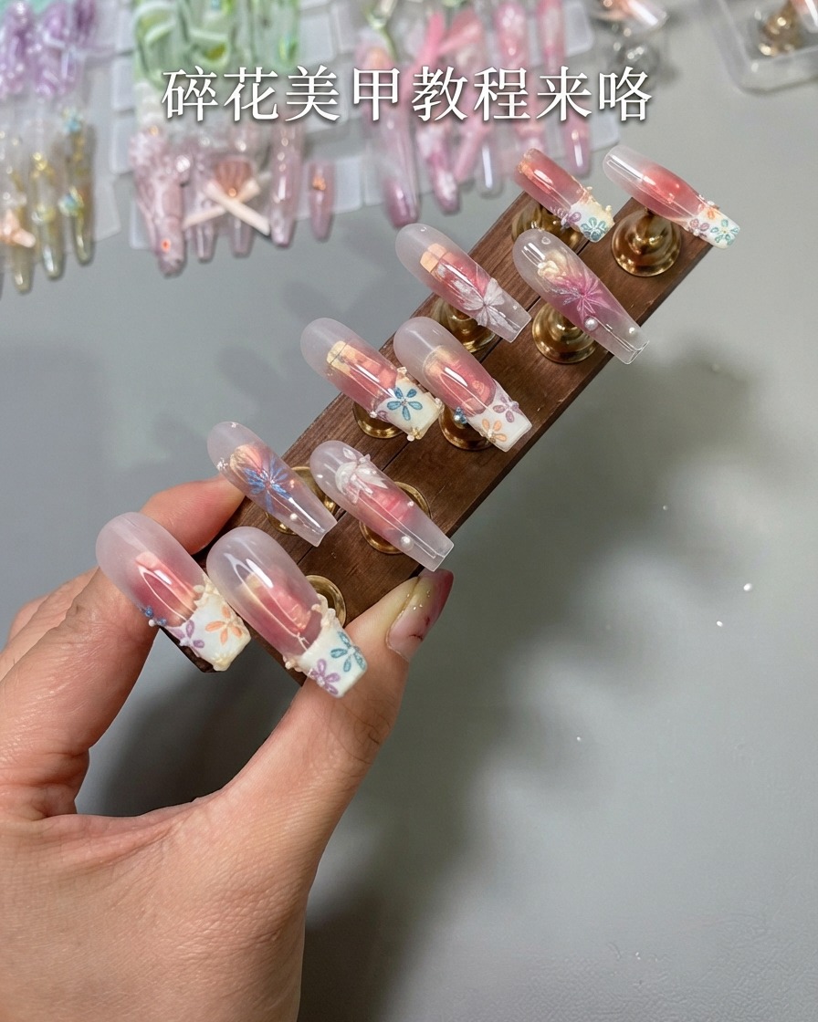 クリアネイルチップにミルキーホワイトの半透明ベースコートをブラシで塗布している様子。