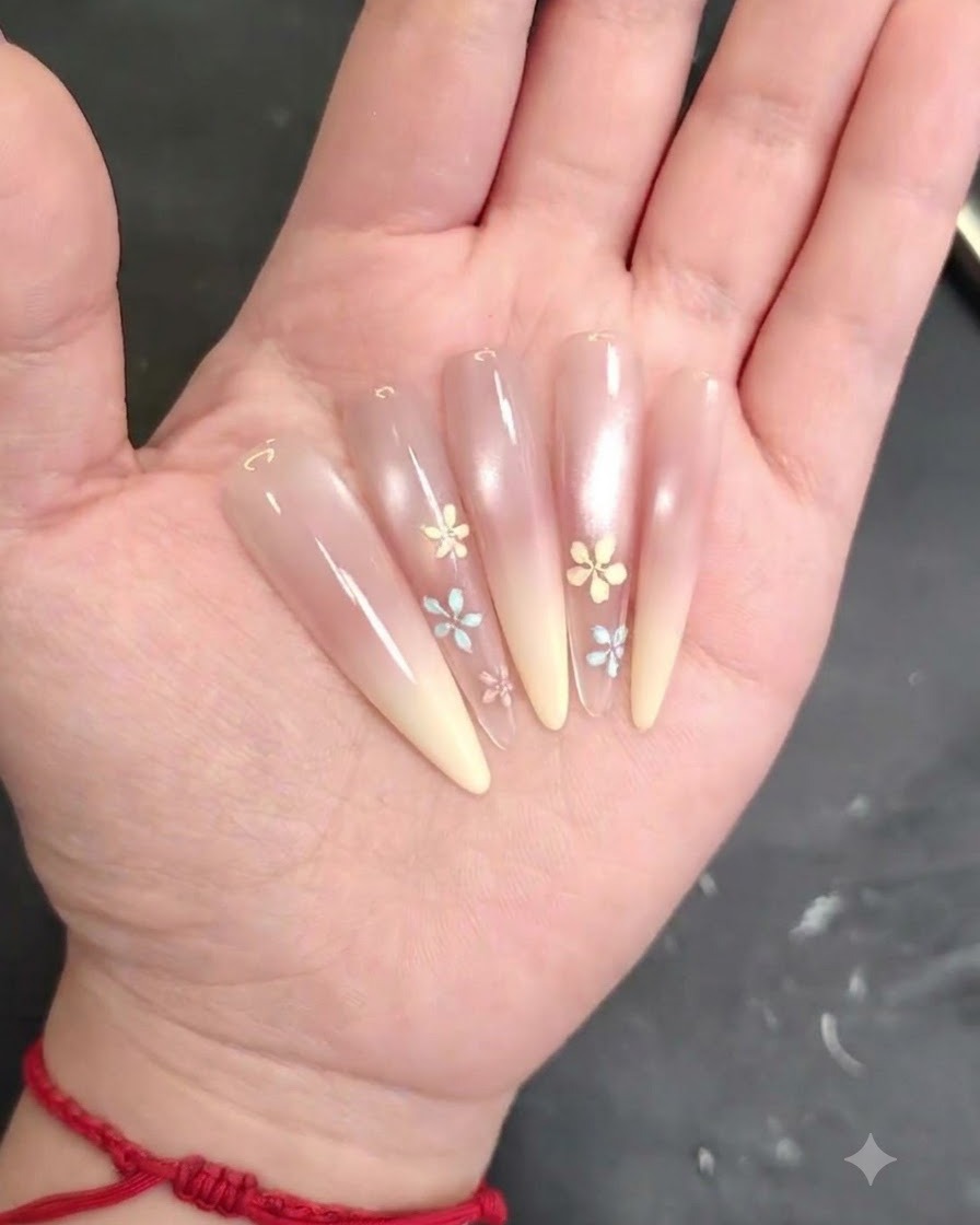 ネイルブラシを使ってピンクのチークジェルを爪全体に均一に馴染ませている様子。