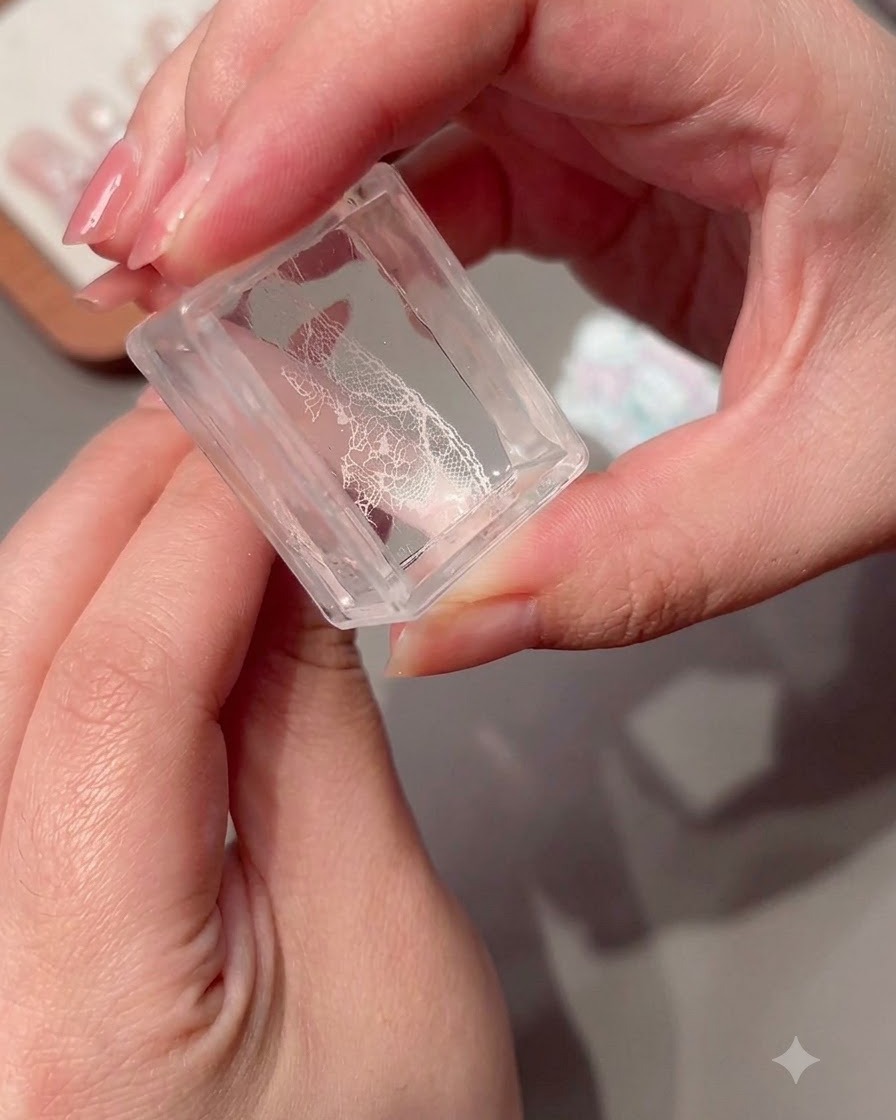 クリアスタンパーに転写されたレース模様が保持されている様子。