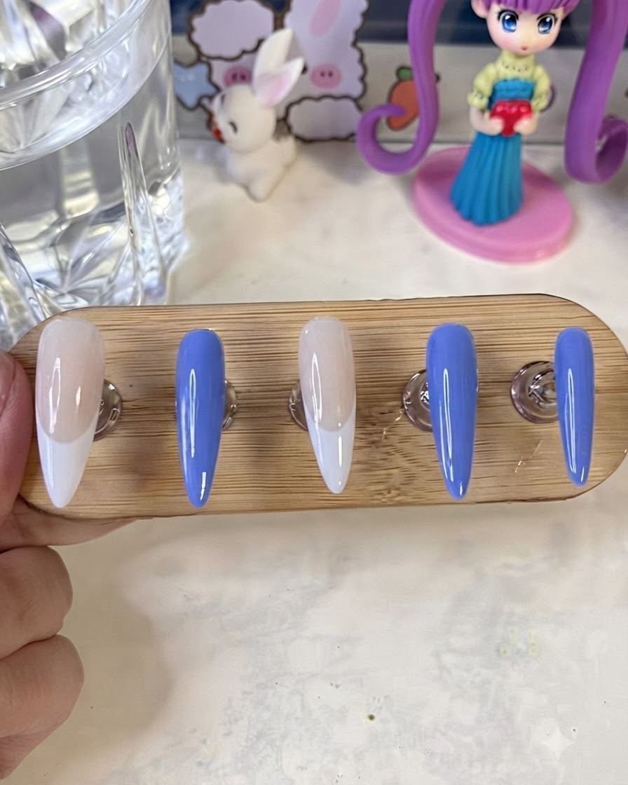塗装が完了したネイルスタンドが、UV/LED硬化ランプの下に置かれている様子。