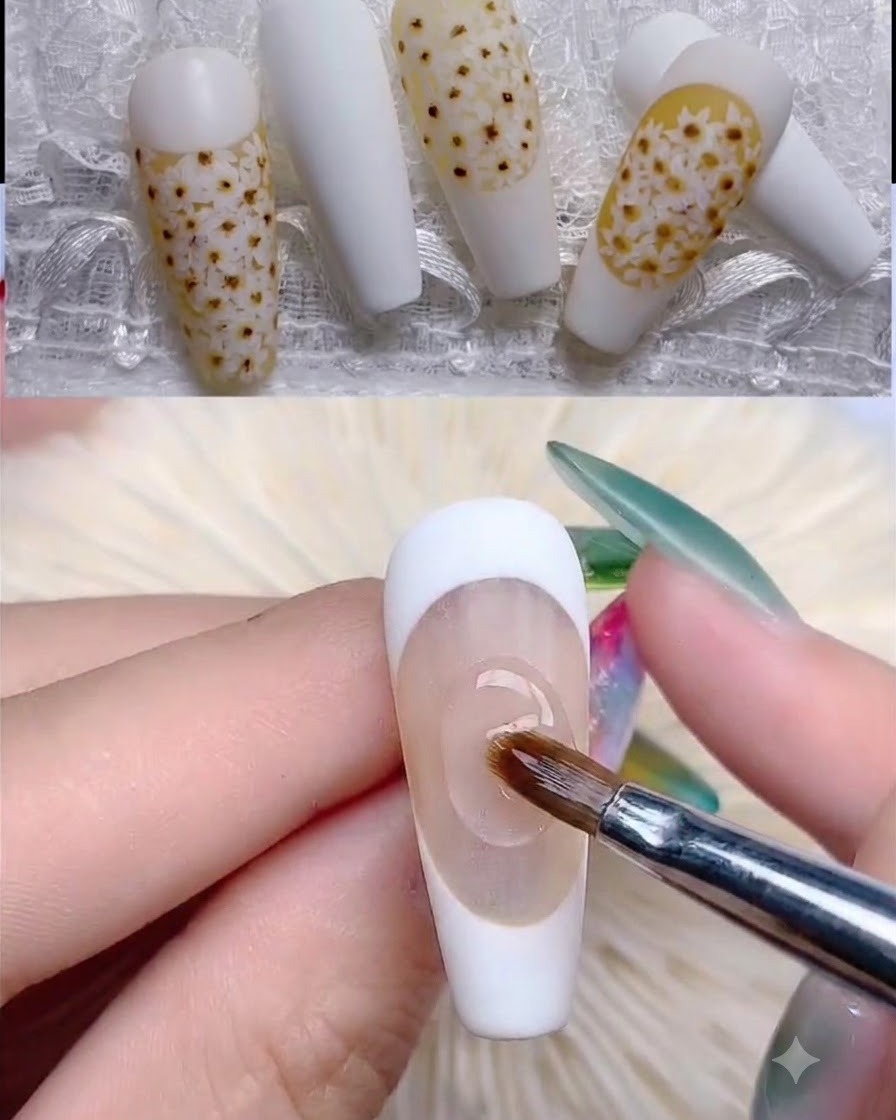 ブラシがライトイエローの半透明ジェルベースをネイルチップに塗布している様子。