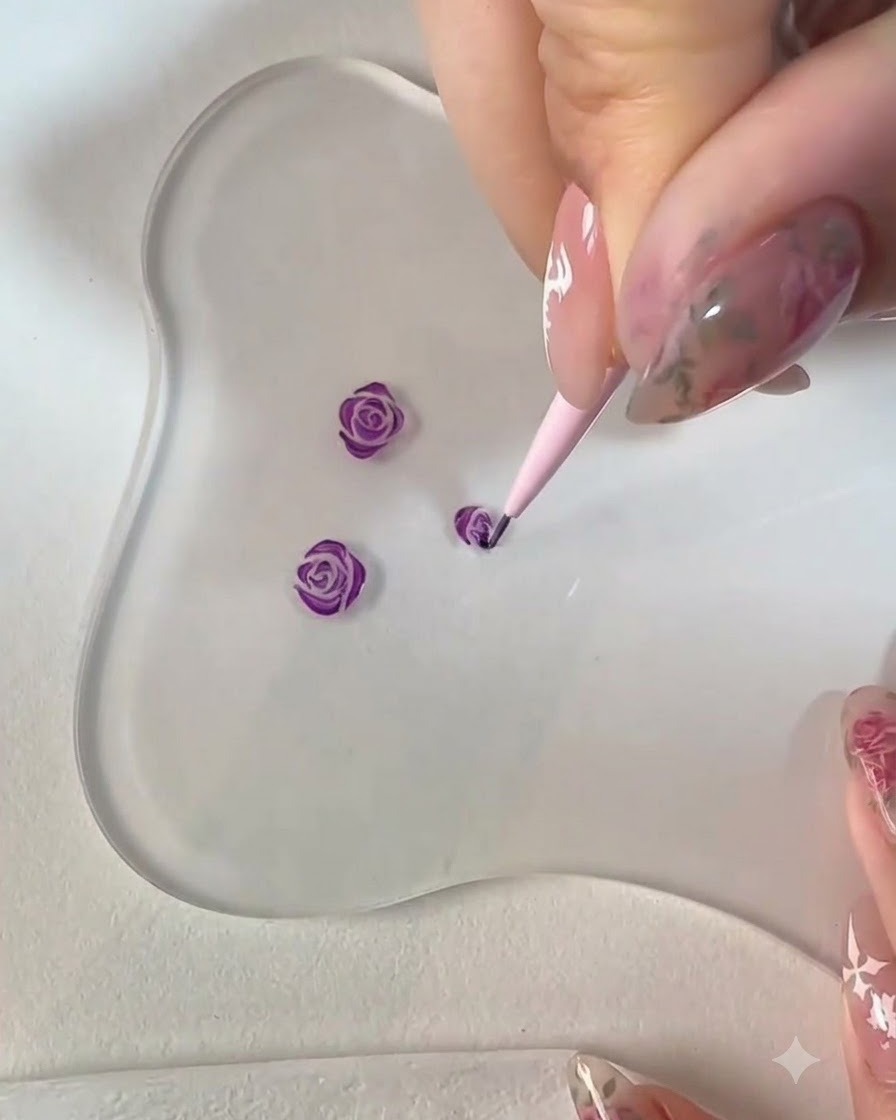 パープルローズアートの下部輪郭に沿って、細筆で追加の花びらを描き込んでいる画像。