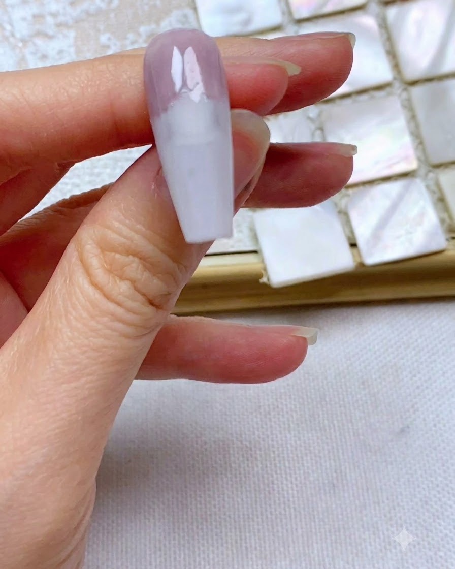 上部3分の1に塗布されたグレーパープルのジェルの端のラインが、完璧にまっすぐ綺麗に仕上がっている様子。