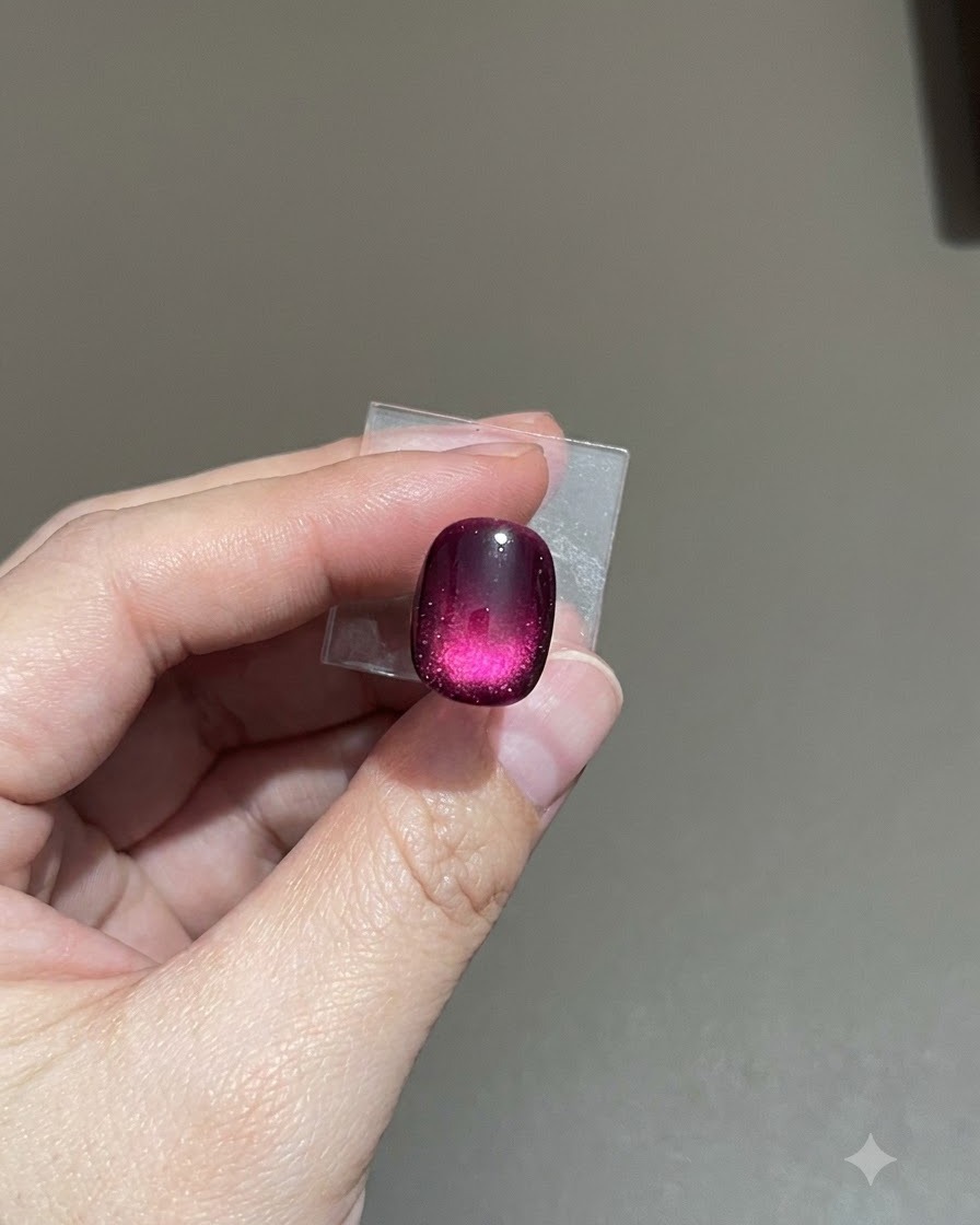 マットトップコートをレベリングさせている、パープルフロストキャッツアイネイルのクローズアップビュー。