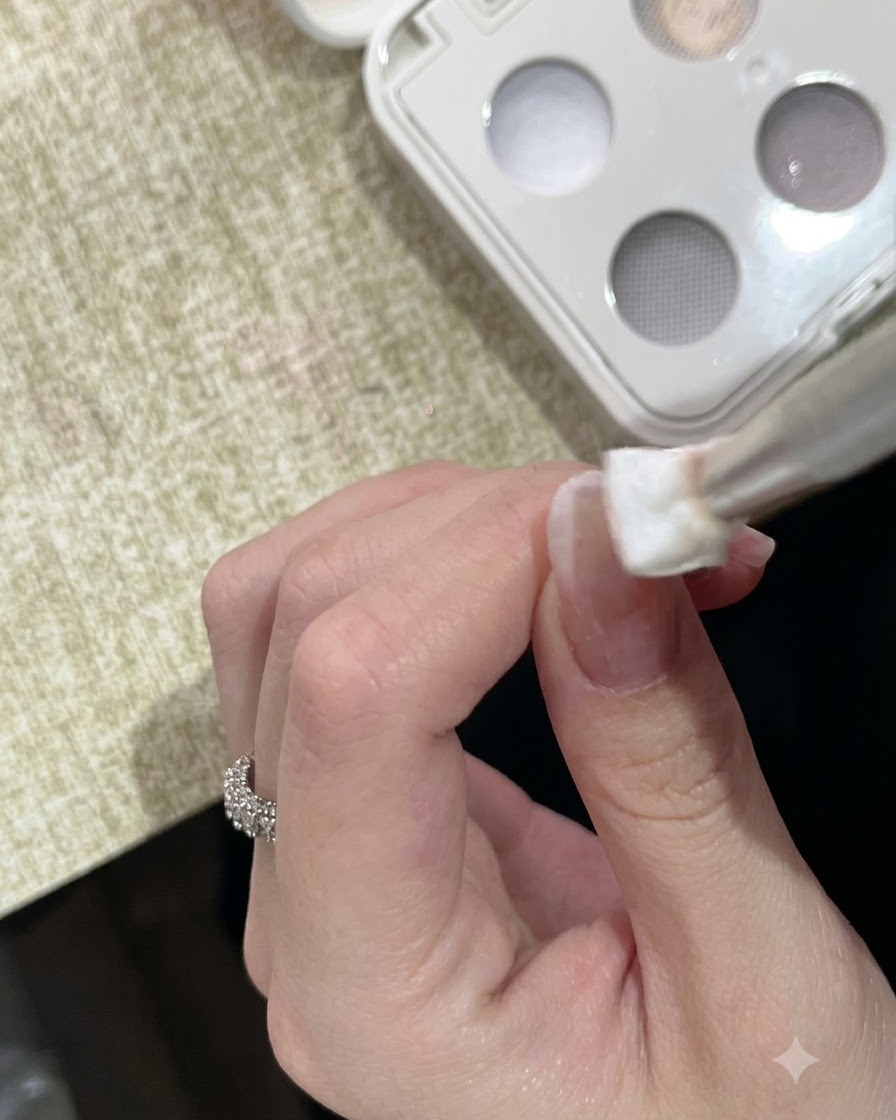 スポンジツールを使って、マニキュアを施した爪の先端に白いソリッドクレイジェルをポンポンと乗せている様子。