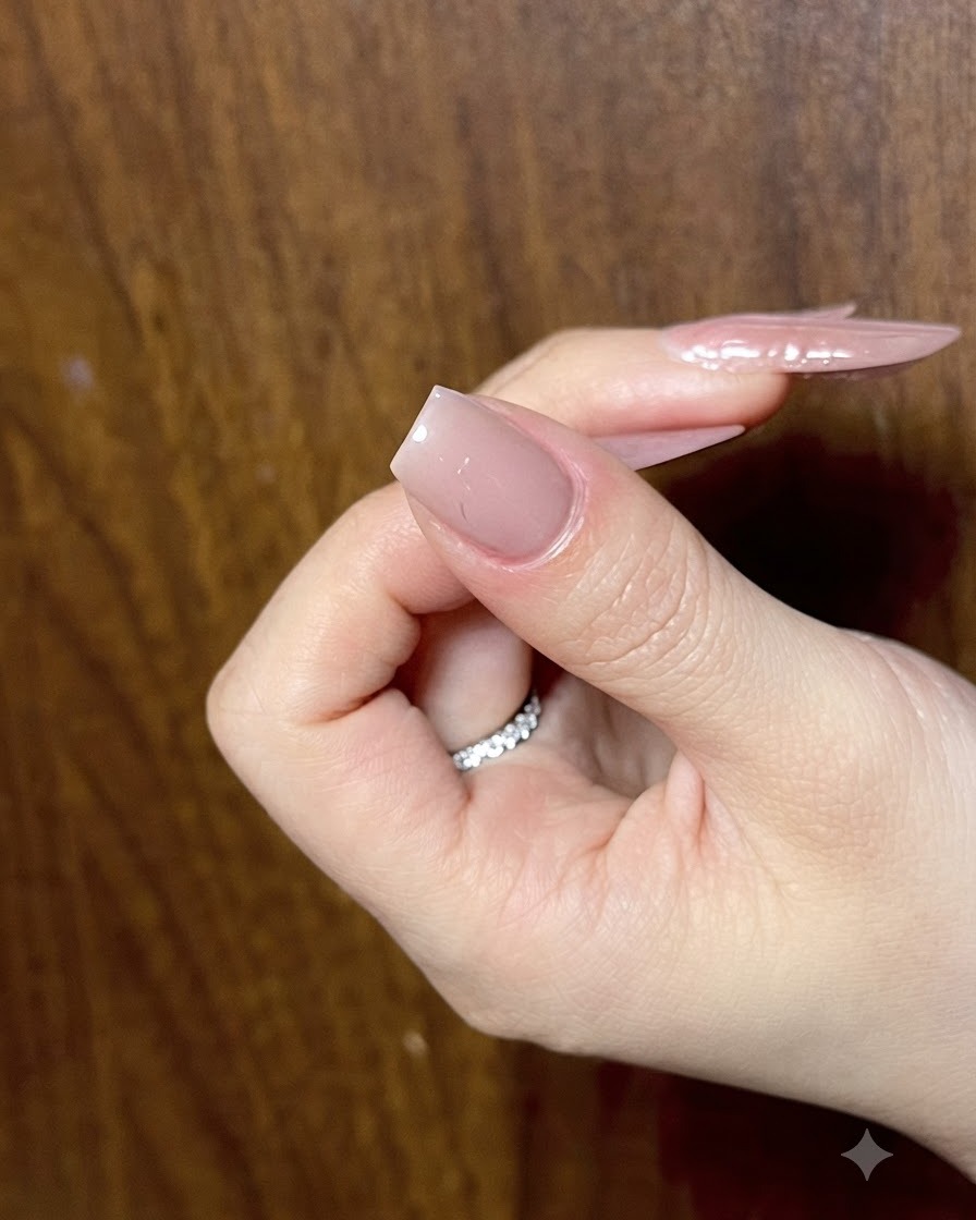 バタフライリボンの中心に小さなキャッツアイジェルのドットを配置している様子。