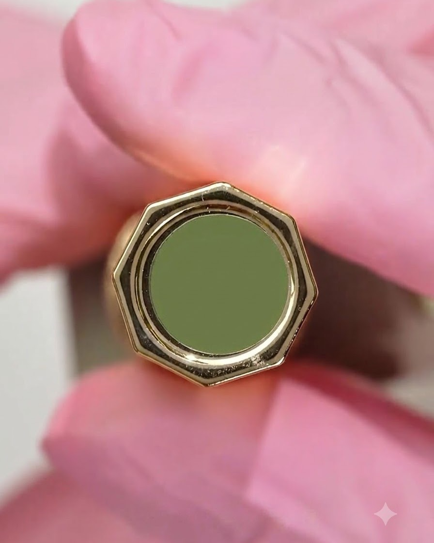 ネイル表面全体にマットトップコートを均一にブラシで塗布している様子。