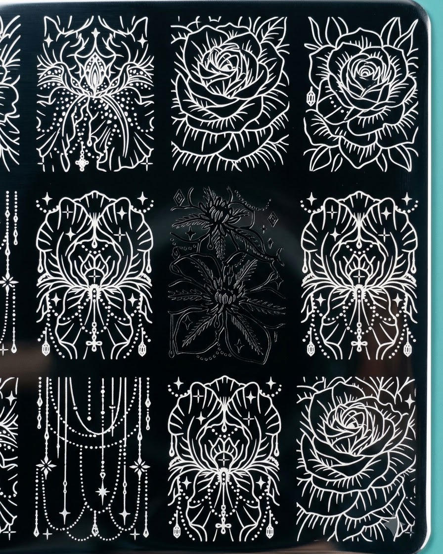 金属プレートから詳細な黒の花柄の彫刻をクリアシリコンスタンパーで持ち上げている様子。