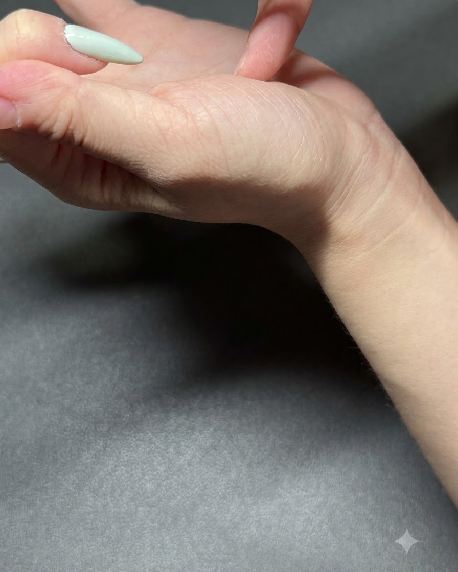 細い筆を使って、人差し指と小指にライトミントグリーンのジェルポリッシュを塗布している様子。