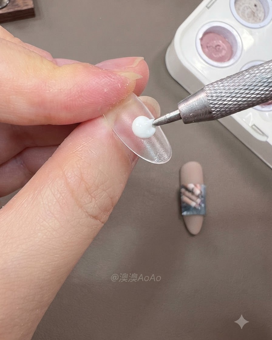 清潔な作業台の上で、ガイドストリップを取り付けた仮スタンドに3枚のクリアなネイルチップがしっかりと固定されている様子。