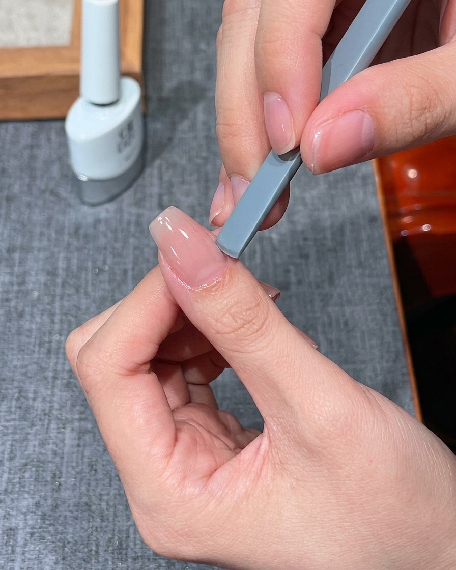 小型のUV/LEDミニランプの下に配置されて硬化中の指。