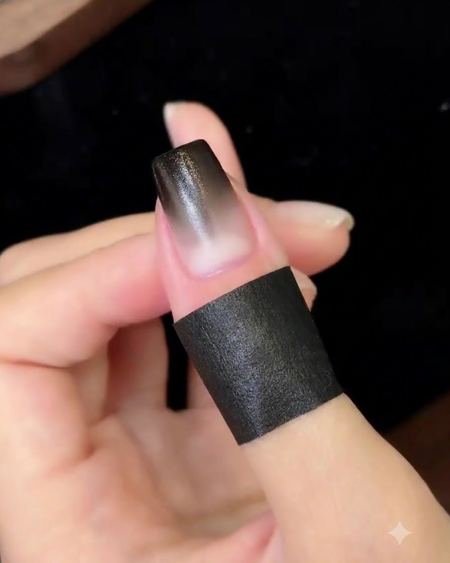 コンパクトなUV/LEDネイルランプの下で硬化している、完成したグラデーションネイル。