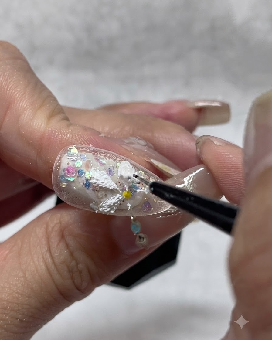 3Dの奥行きと不透明度を高めるため、描かれたデイジーの花びらにホワイトのテクスチャージェルを塗り重ねている様子