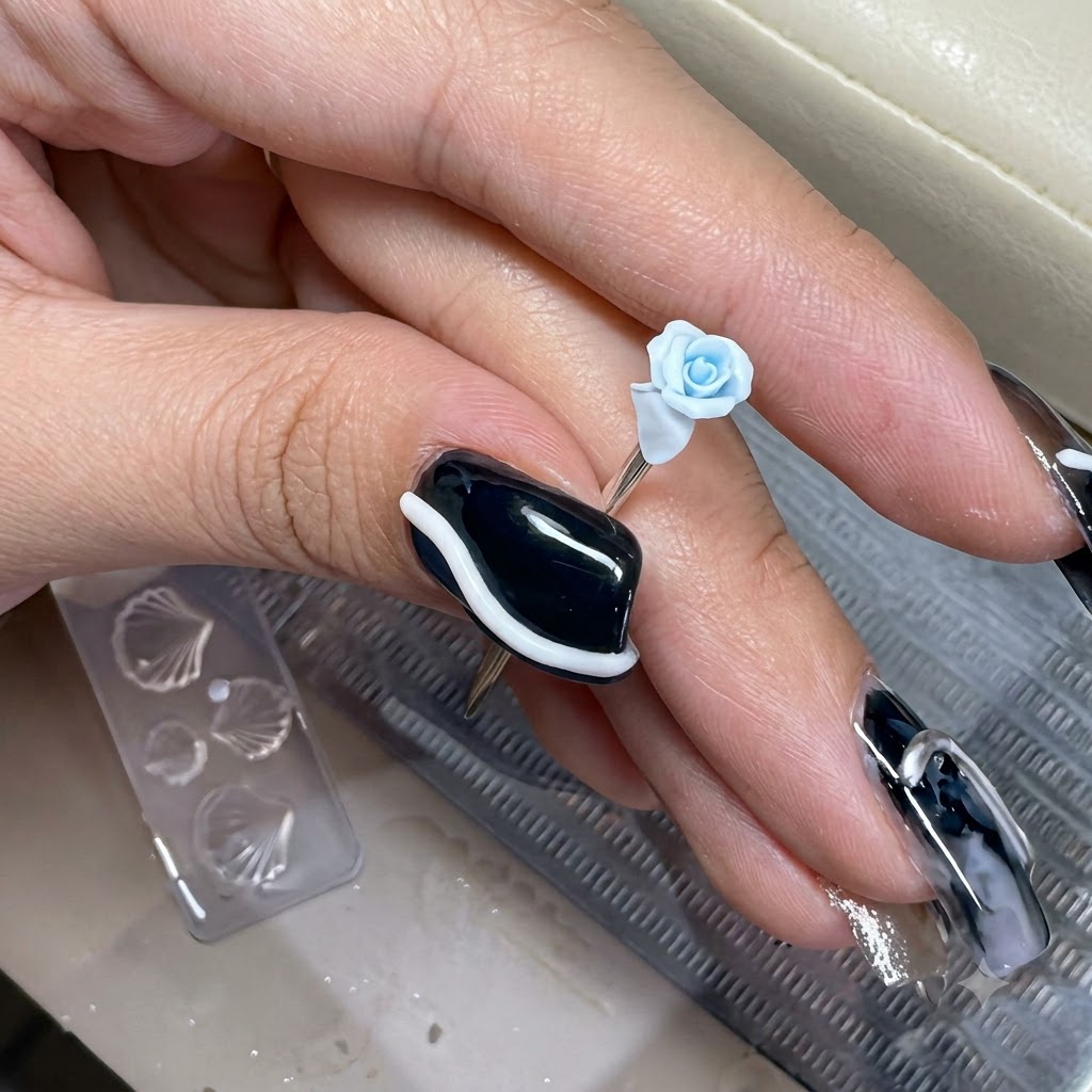 ミニチュアのブルーのローズの外側に、明るいブルーの小さな花びらを配置している様子。