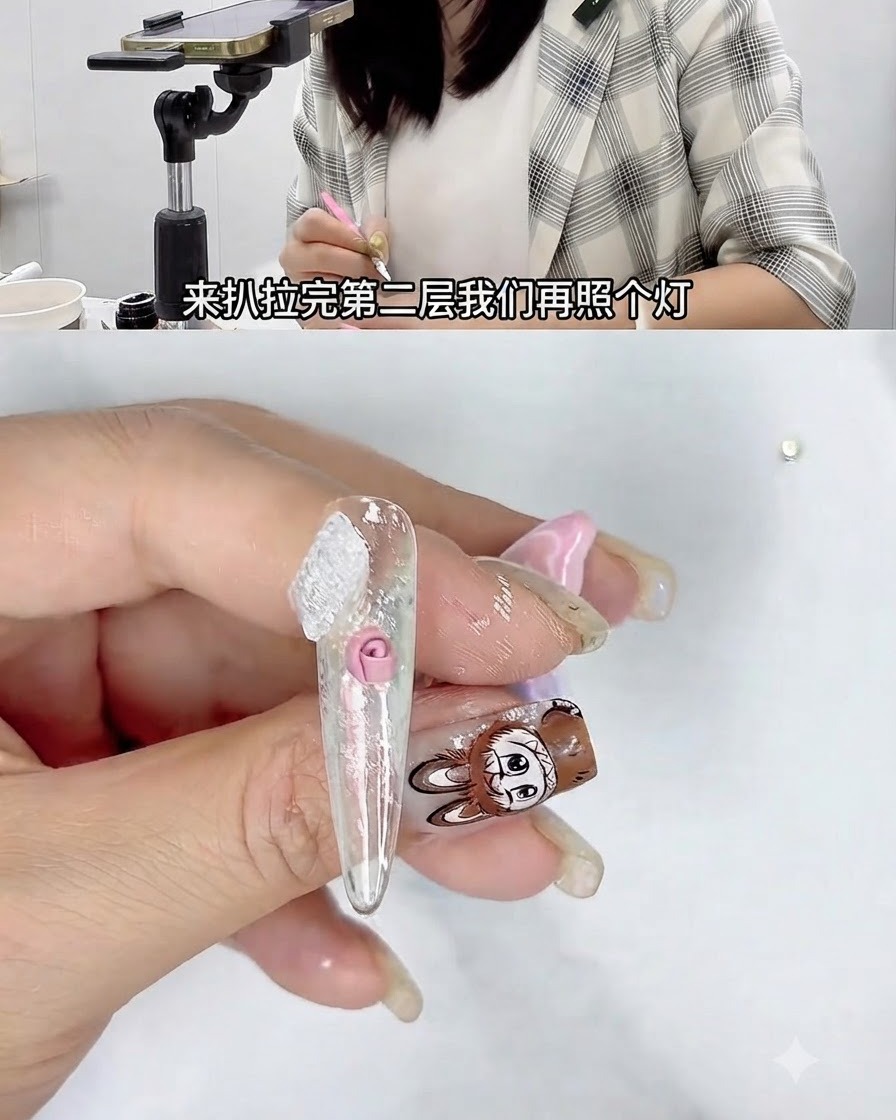 3Dネイルアートのチュートリアル中、小型のUV硬化ランプの下でネイルを持っている手。
