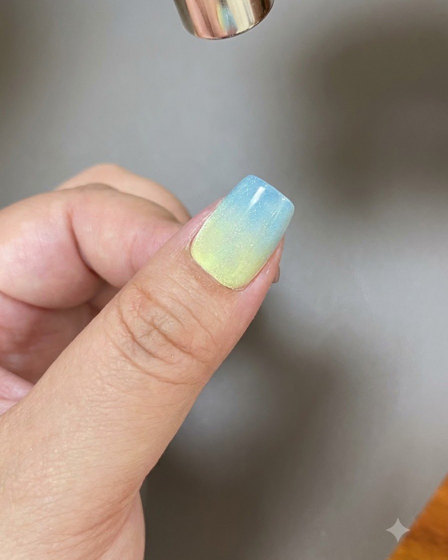 スパークリングジェルを塗った爪にマグネットツールを使って幅広の光の筋を作っている様子。