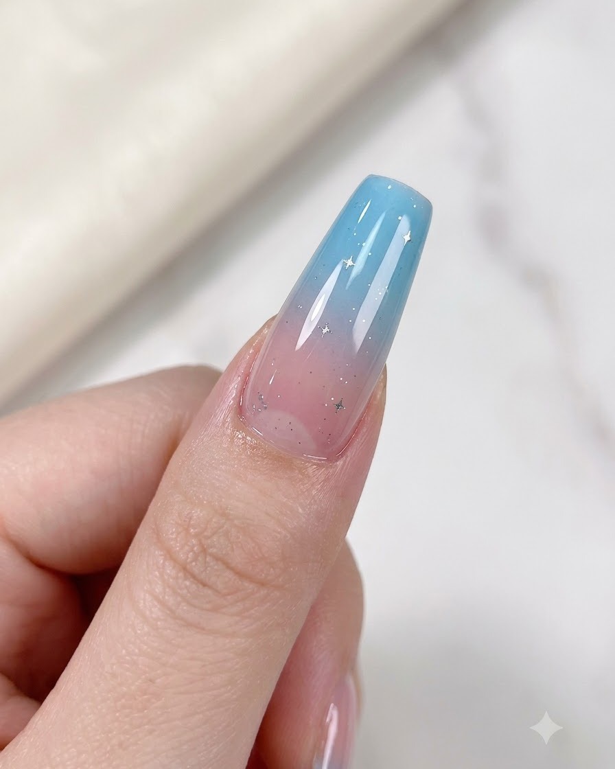 UV/LEDライトの中で、グラデーションネイルの指先を硬化している様子。