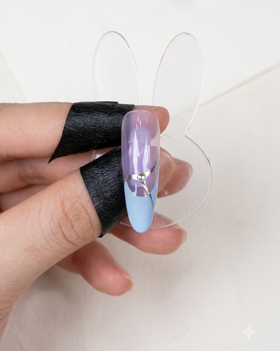 シルバーのアクセントラインとストーンがあしらわれた、完成したフレンチネイルのディスプレイ。
