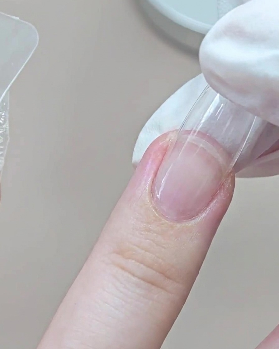 薬指の根元に合わせてデュアルフォームをゆっくり密着させている様子。