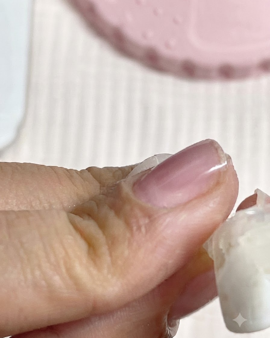 以前に硬化させたベースデザインの上に、マットトップコートが塗られているネイル。