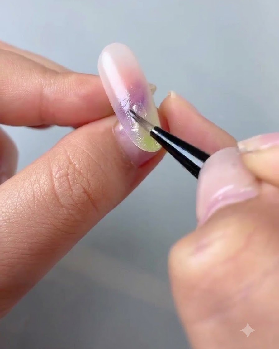 磁気キャッツアイの粒子を形作るために、小さな磁石のワンドをデコレーションされたネイルのすぐ近くにかざしている様子。