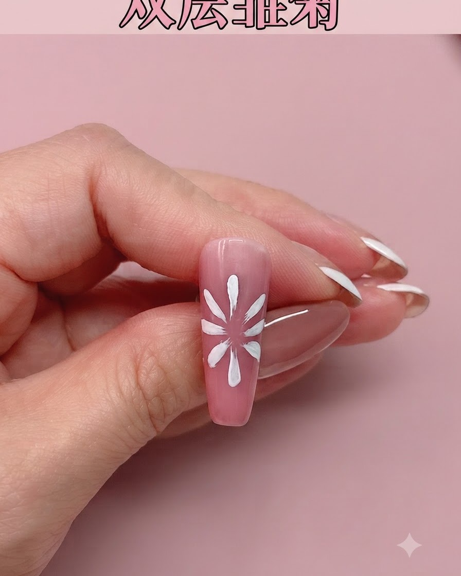 新しく描かれた白いデイジーの花びらがピンクの背景に対して示されているピンクのネイル。