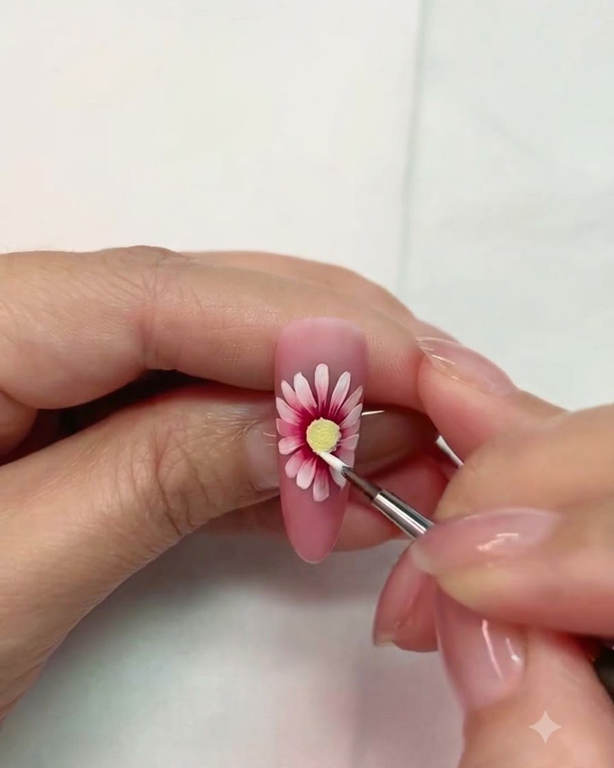 LEDランプの下で硬化されている装飾されたネイルのクローズアップ。