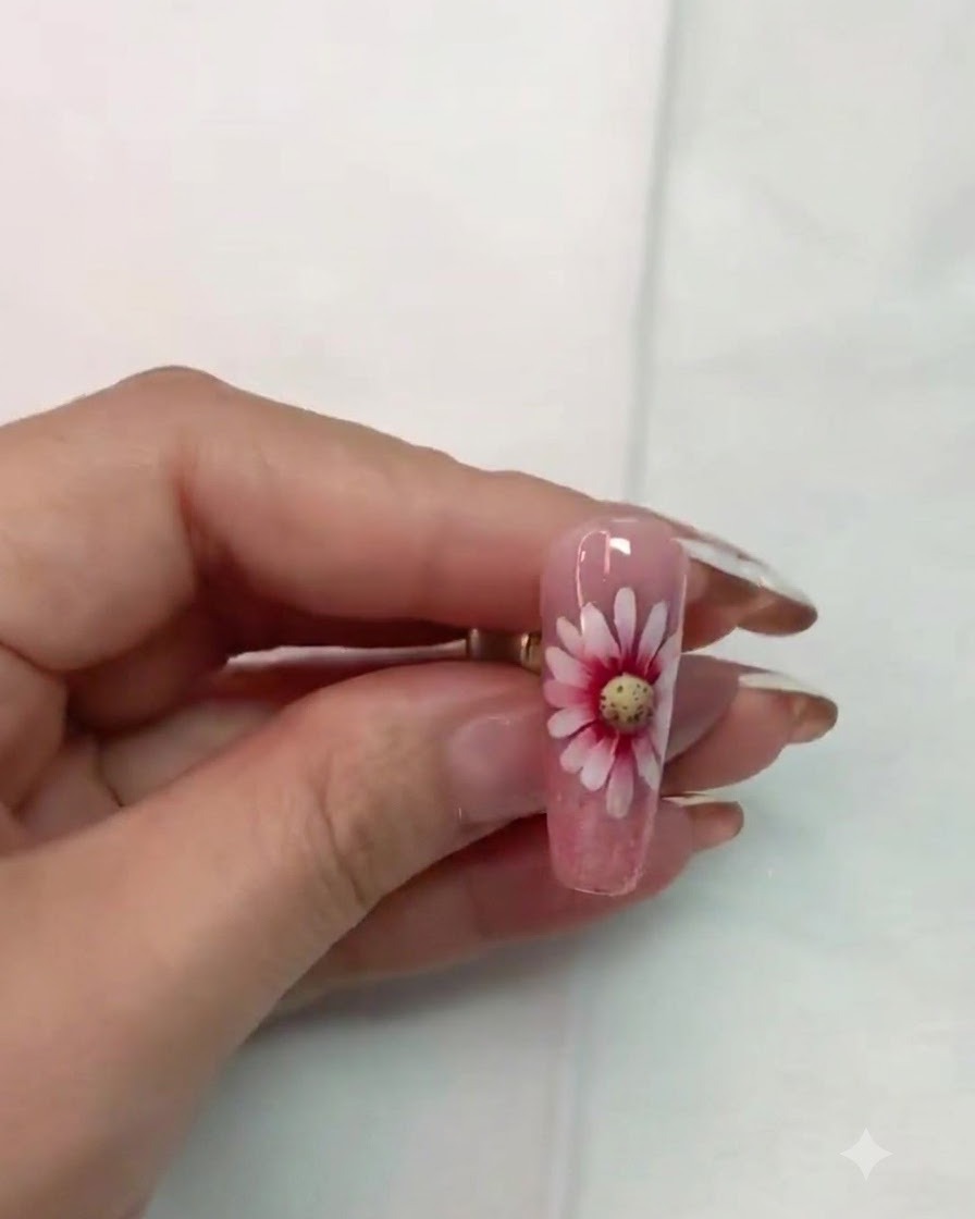 デイジーのフラワーセンターの周りのディテールを慎重に輪郭を描き、整えている細いライナーブラシ。
