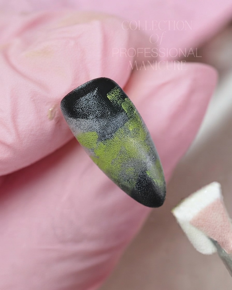 極細ライナーブラシを使用し、グラデーションのネイルベースに白のジェルで繊細な5弁の花を描いている様子。