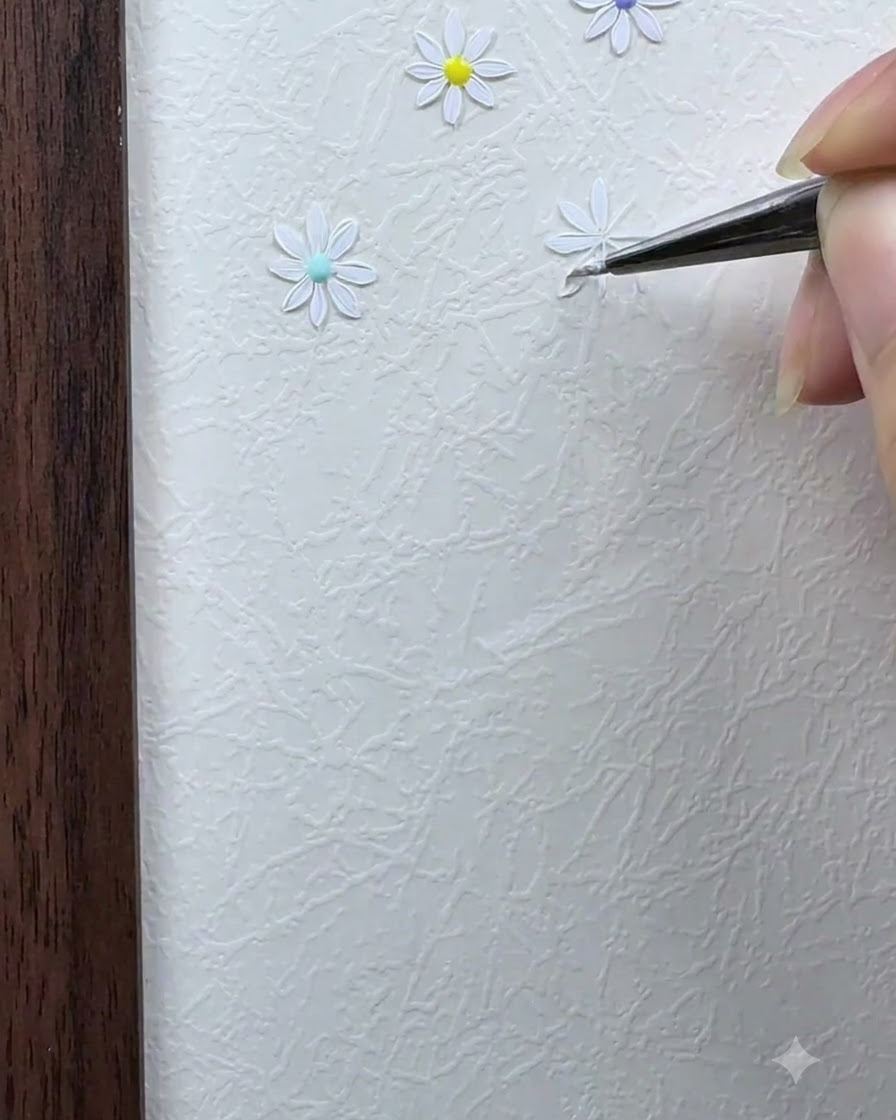 1枚目の花びらの真反対側に、ディテールブラシで2枚目の白い花びらを描いているところ。