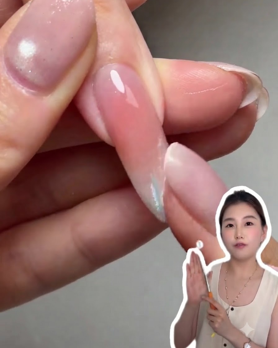 指の腹を使って、ツヤのあるネイル表面に偏光パウダーをポンポンと載せている様子。