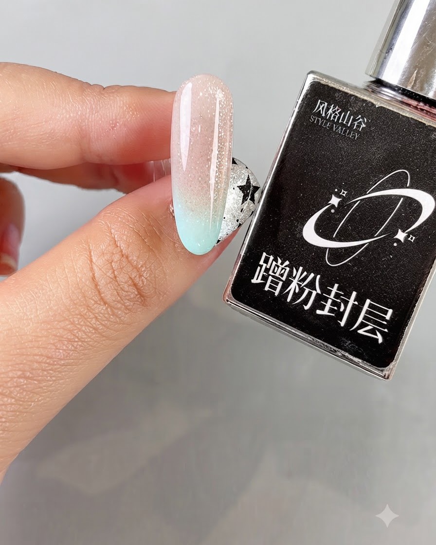 完成したグラデーションキャッツアイネイルの横に黒いボトルの製品が置かれている様子。