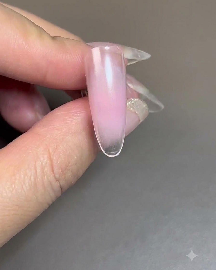 UV/LEDネイルライトの下で硬化しているブラッシュジェル付きのネイル。