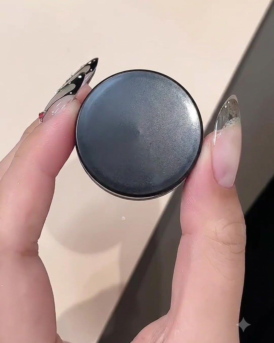 ネイルのエッジ部分の作業中に、クレイジェルの容器を持っている手のクローズアップ。