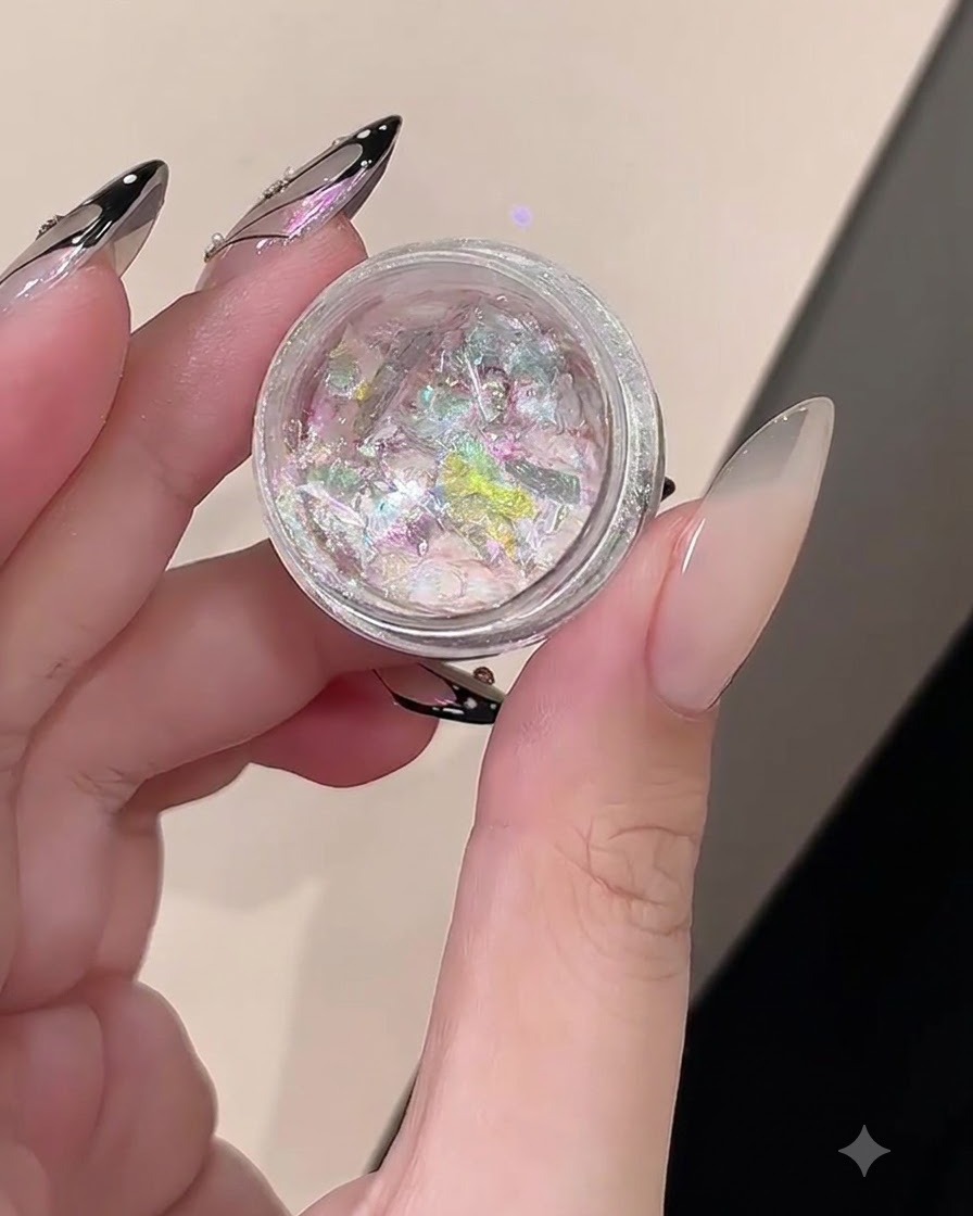 ピンクとパープルの反射オパールフレークが入った容器。