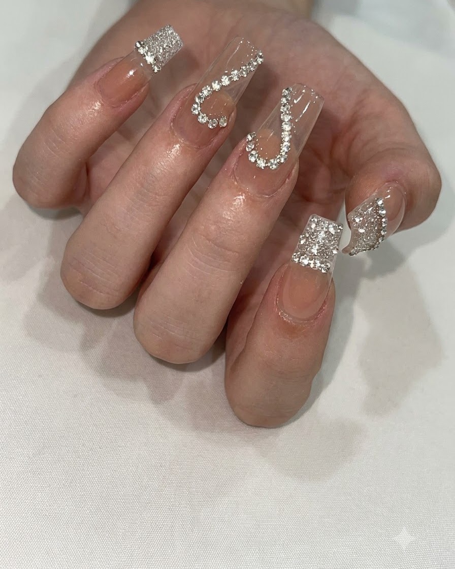 詳細なネイルアートを硬化させるため、コンパクトなUV/LEDネイルランプの下に手を置いている様子。