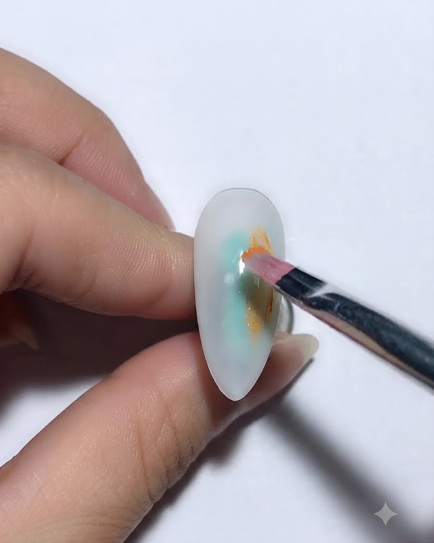 塗装されたネイルをした指が、硬化のためにUV LEDネイルランプに入れられているクローズアップ。
