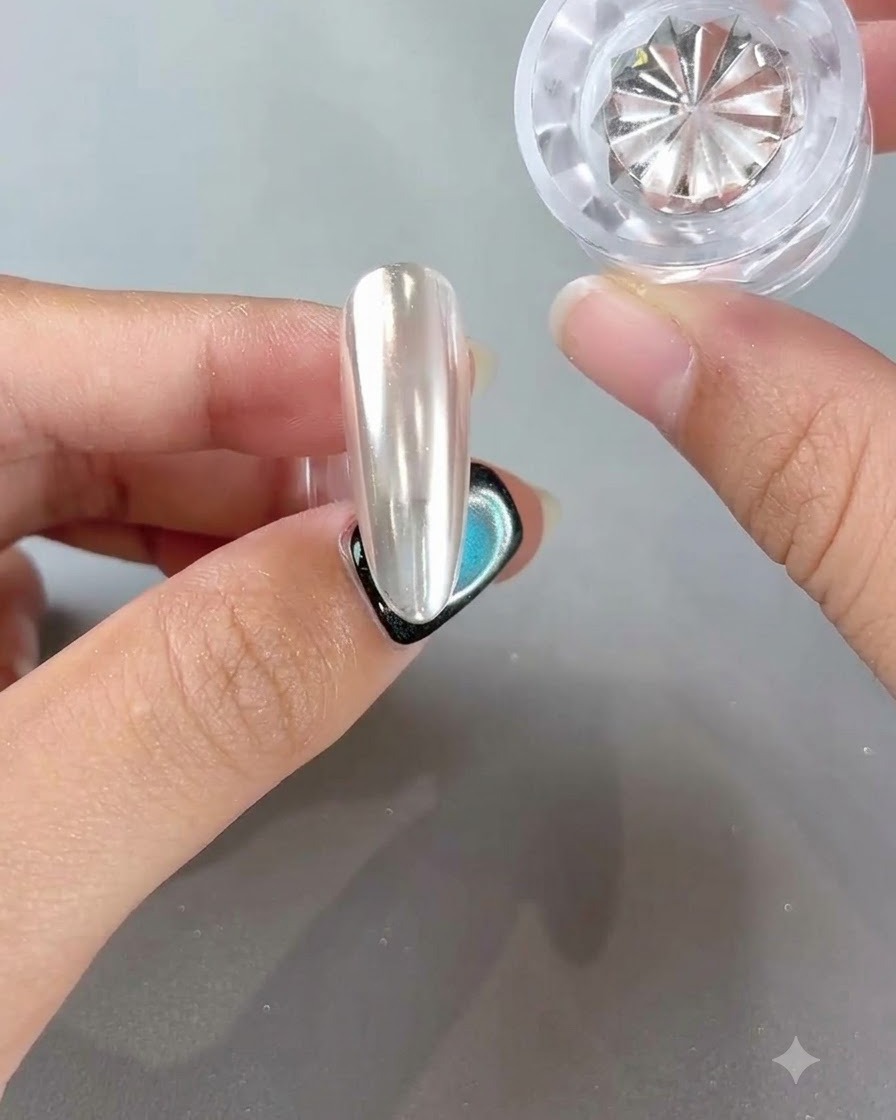 完璧な鏡面仕上げのネイルチップの横に置かれたノンワイプトップコートのボトル。